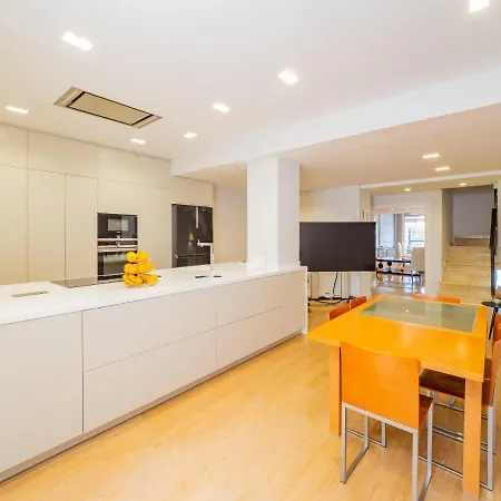 בית נופש Cubo's Gibralfaro Townhouse מאלגה